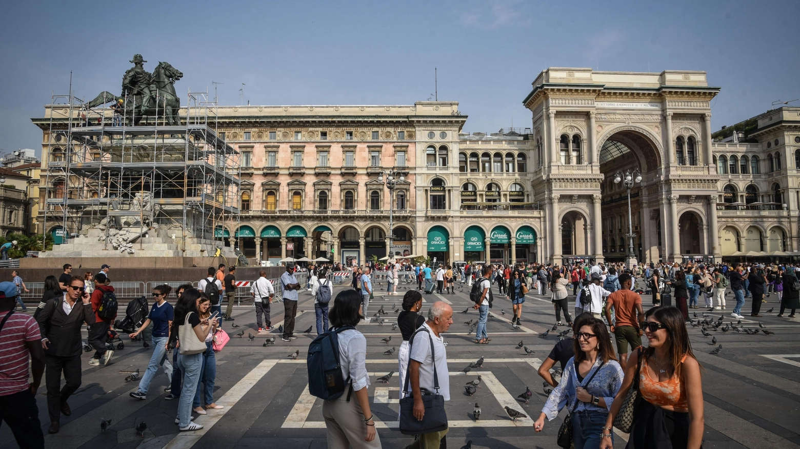Piazza Duomo gremita di passanti e turisti