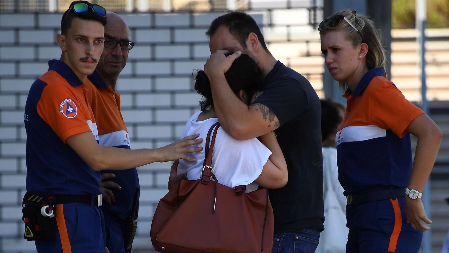 Persone in lacrime fuori dall'ospedale Pasteur di Nizza (Afp)