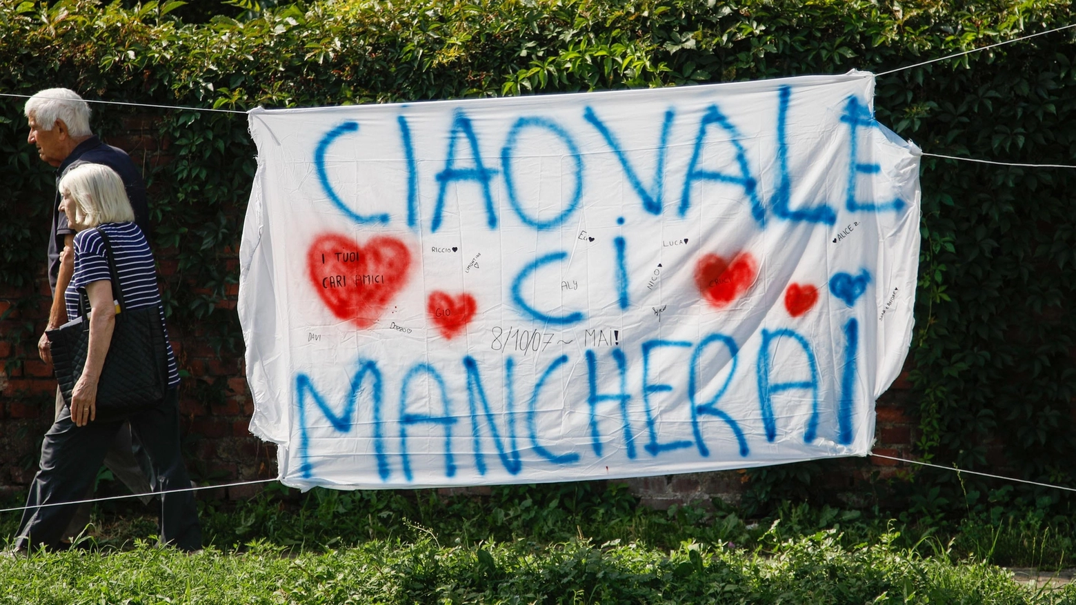 GARBAGNATE MILANESE: Chiediamo Giustizia per Valentino, Vittima di Strada: Fiori, Peluche e Rabbia
GARBAGNATE MILANESE: Chiediamo Giustizia per Valentino, Vittima di Strada: Fiori, Peluche e Rabbia