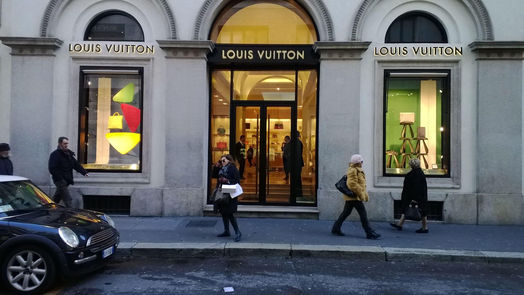 Maxifurto da Louis Vuitton in via Montenapoleone: sparite borse