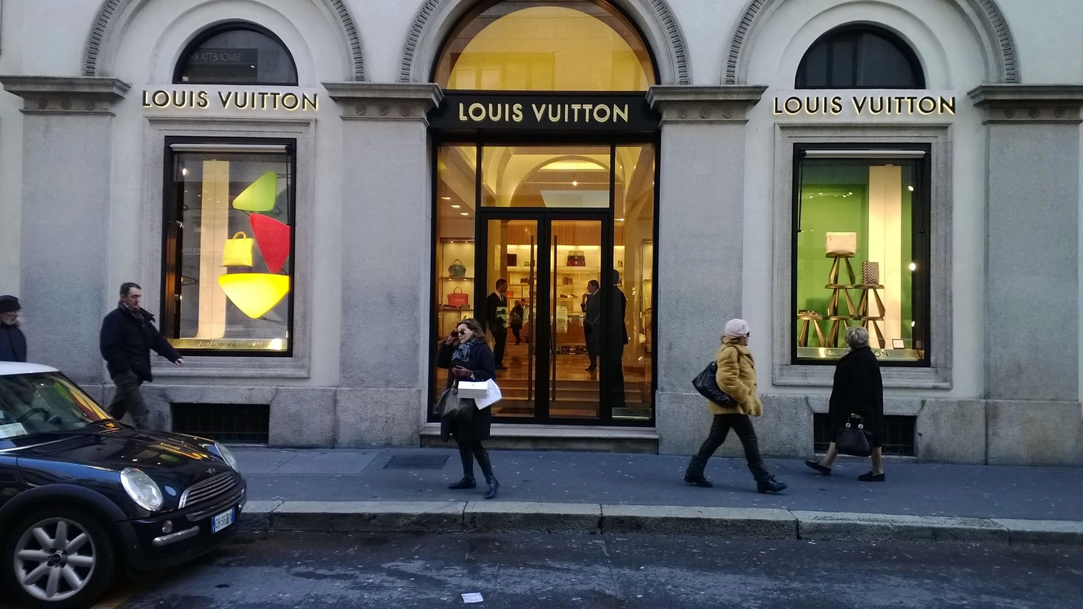 Il negozio di Vuitton in via Montenapoleone