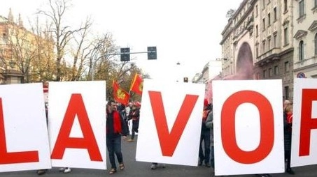Una protesta per le strade di Milano per chiedere il rispetto dei diritti dei lavoratori e investimenti per il rilancio dell’economia