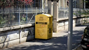 Milano, neonata trovata morta in un cassonetto Caritas a Città Studi: abbandonata dopo il parto