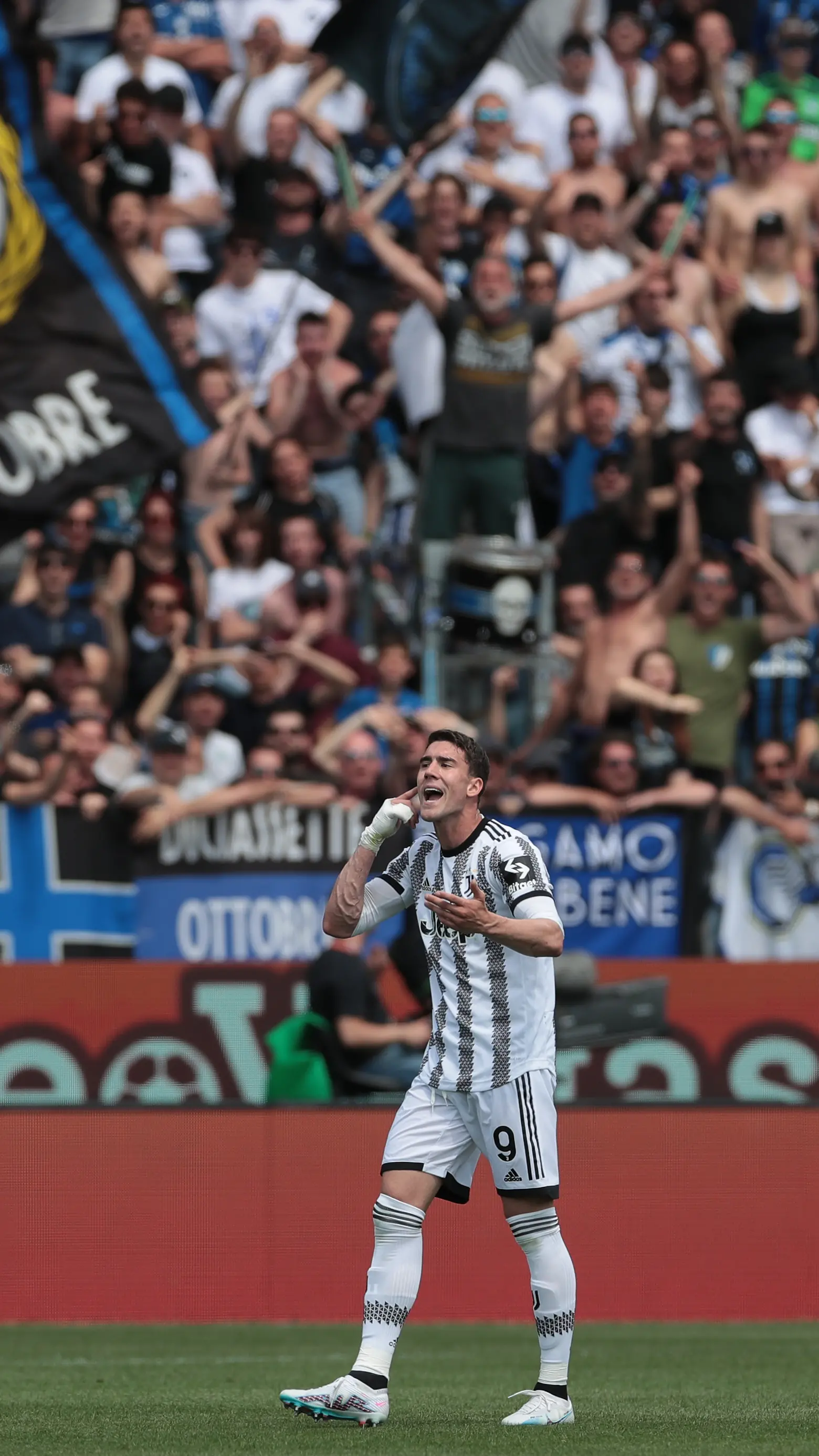 Dusan Vlahovic reagisce ai cori dopo il gol