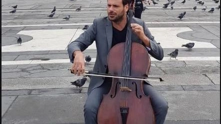 Stjepan Hauser in piazza Duomo. Il violoncellista sarà agli Arcimboldi senza Šulić