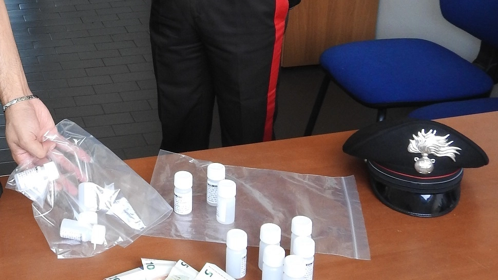 I flaconi di metadone sequestrati dai carabinieri
