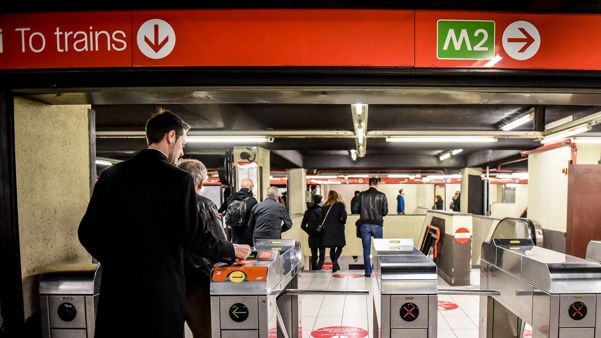 Tornelli della metropolitana a Milano in un'immagine d'archivio