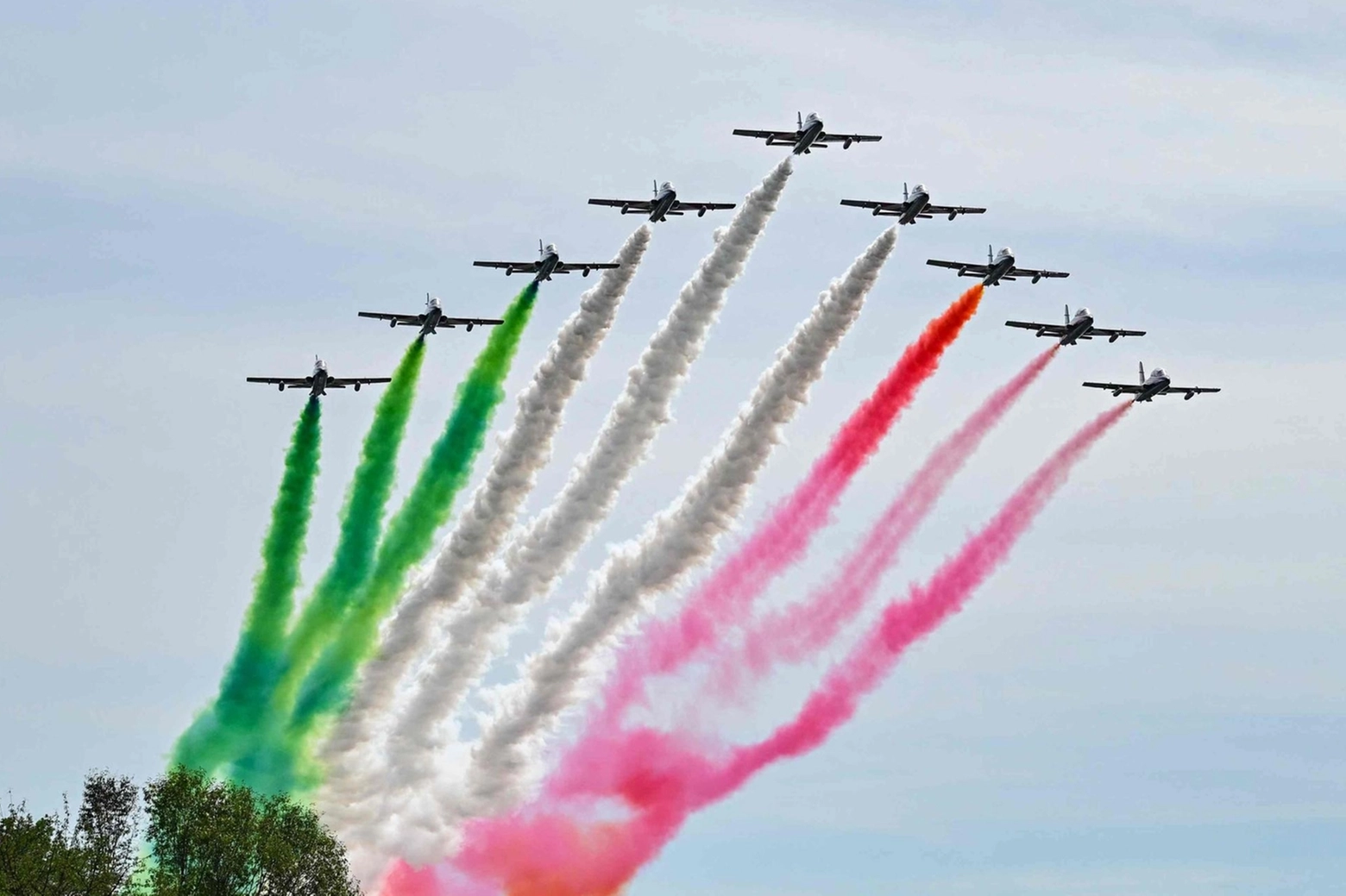 Le Frecce tricolori sfrecciano nei cieli