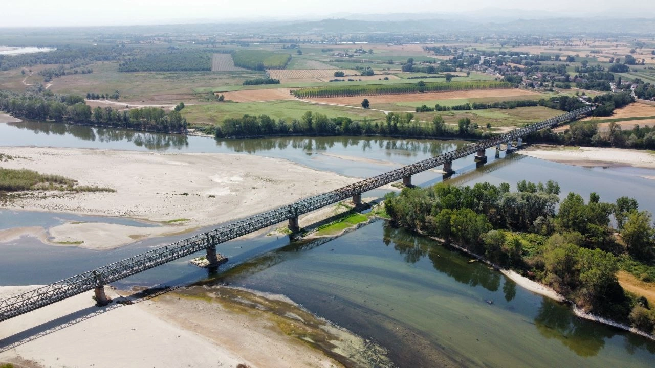 Il fiume Po in secca al ponte della Becca a Pavia