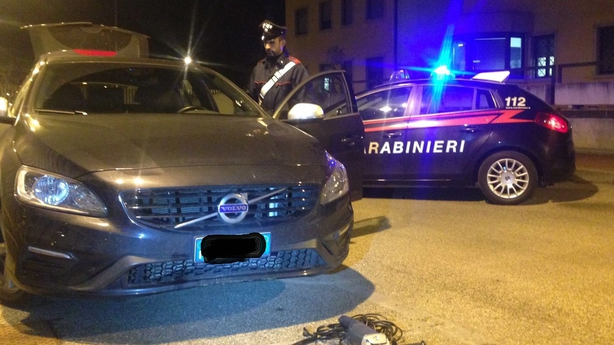 L’auto dei banditi risultata rubata a Verona e una pattuglia dei carabinieri sul posto al momento dell’arresto dei due malviventi