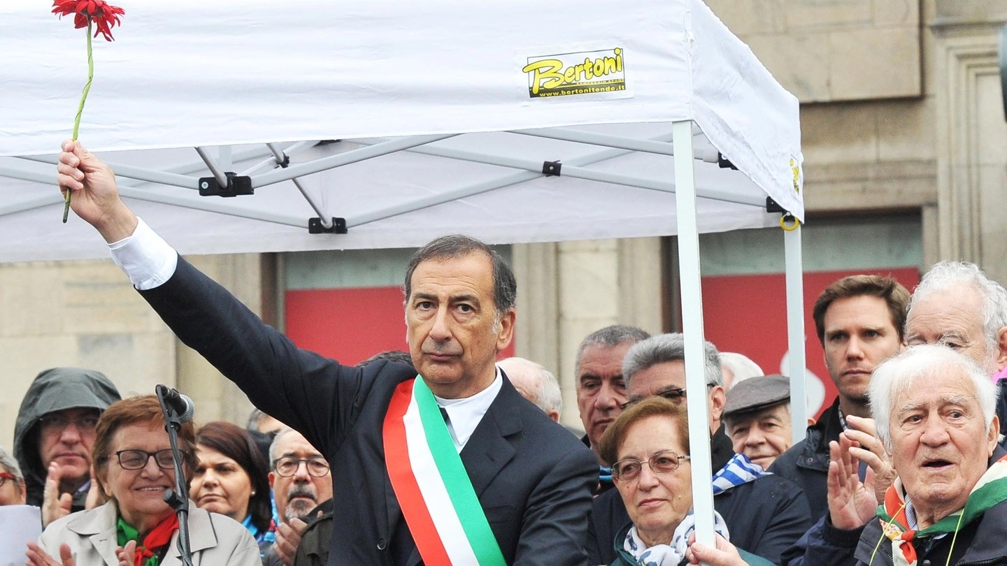 Il sindaco Giuseppe Sala sul palco della festa della Liberazione