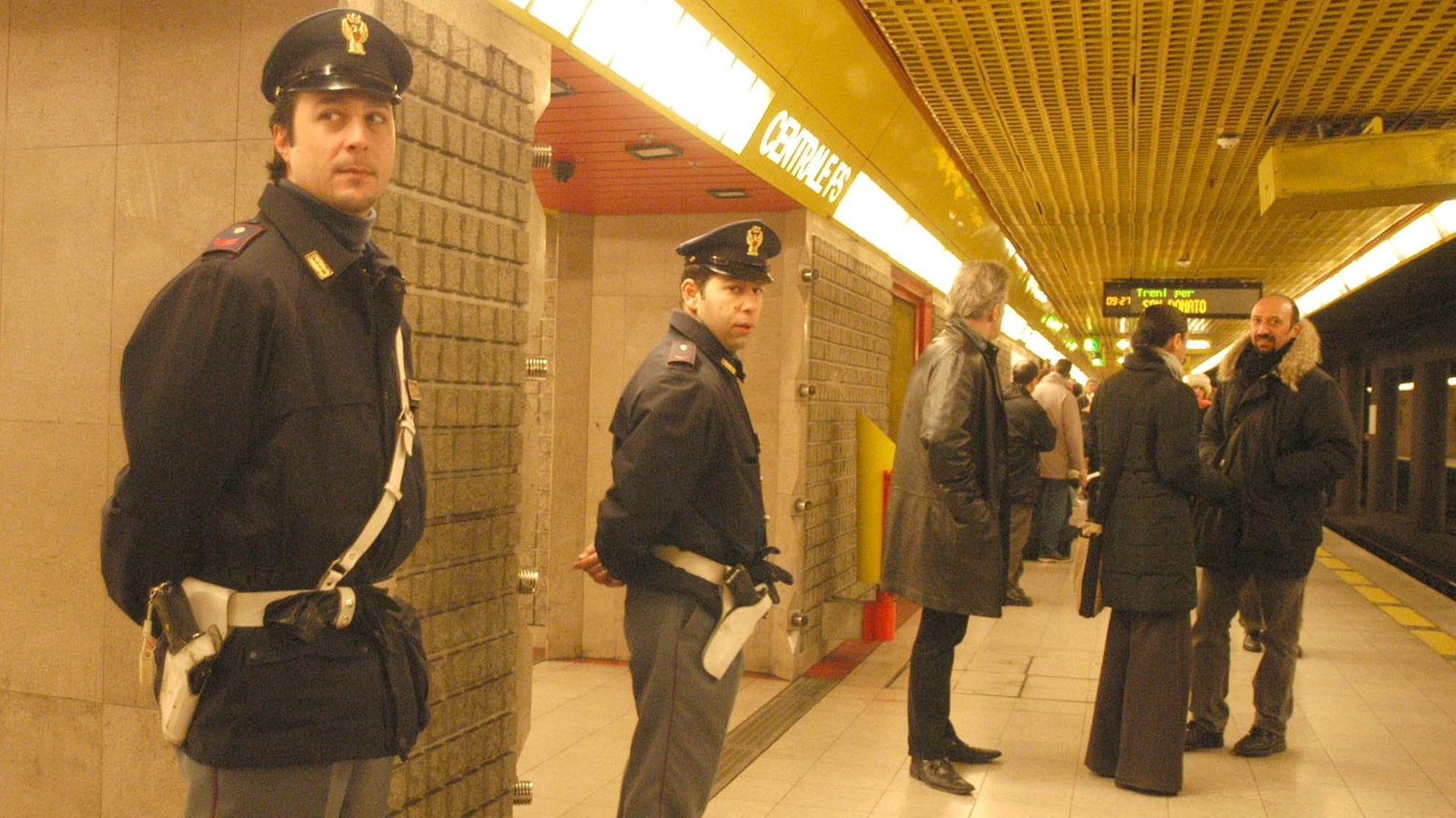 Polizia nella linea gialla della metropolitana Polizia nella linea gialla della metropolitana
