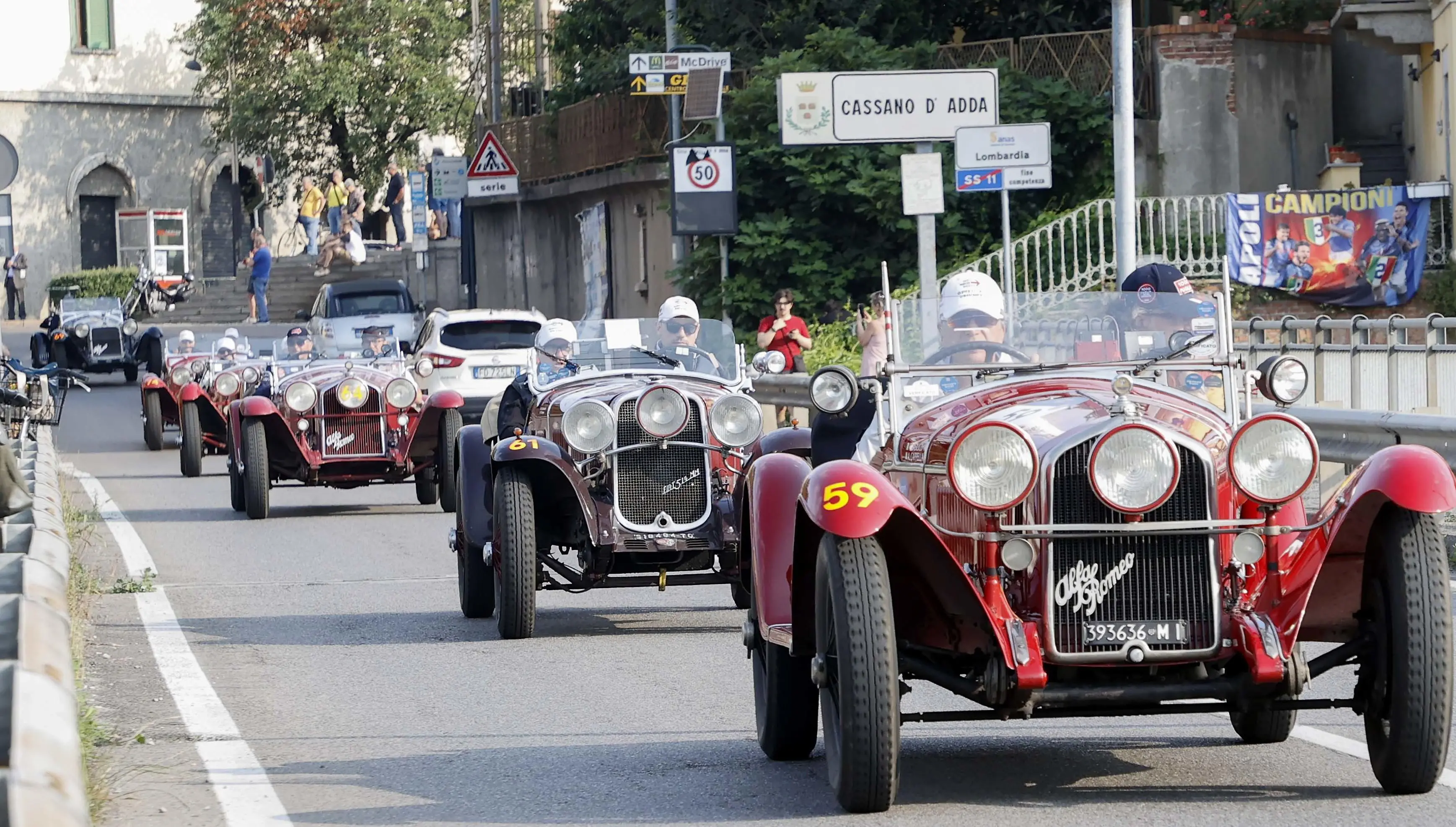 La Mille Miglia sveglia Cassano d'Adda, applausi e critiche sui social