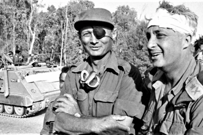 Il generale Moshe Dayan a sinistra