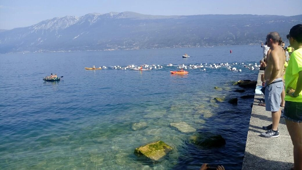 Domani il nuoto in acque libere tornerà protagonista nella cornice del Lago di Garda