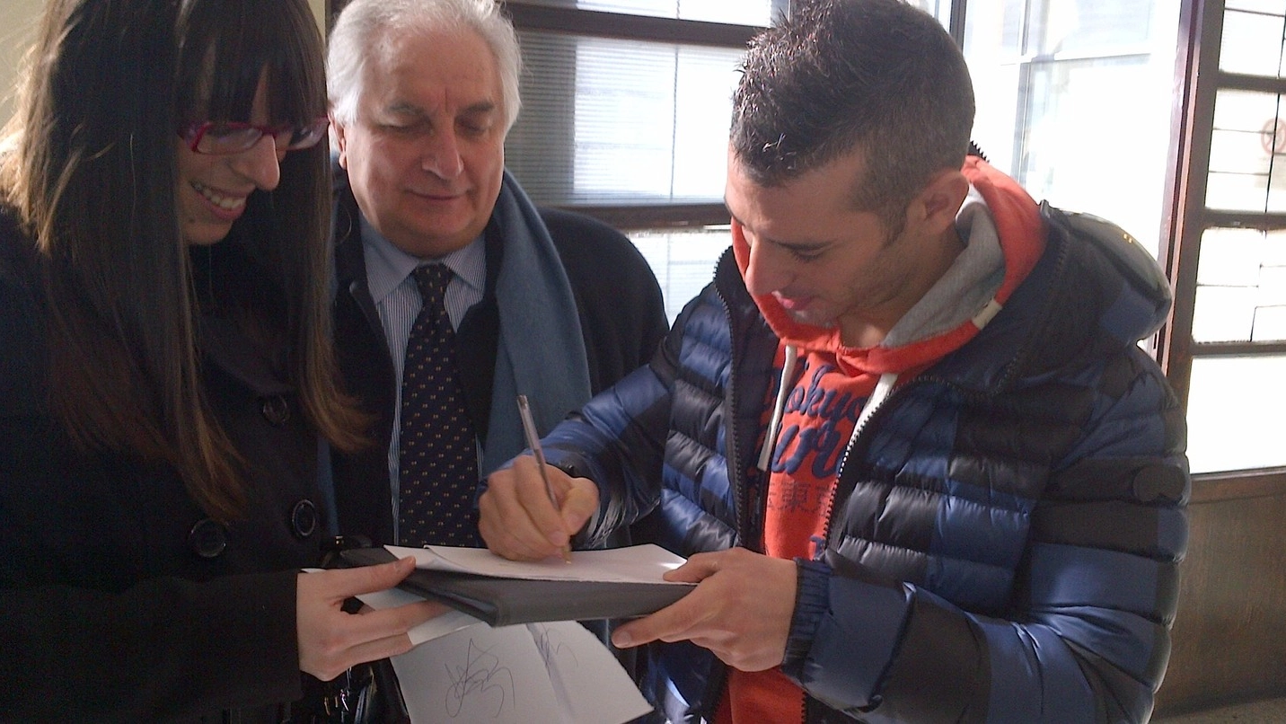 Il pilota Marco Melandri firma autografi in tribunale