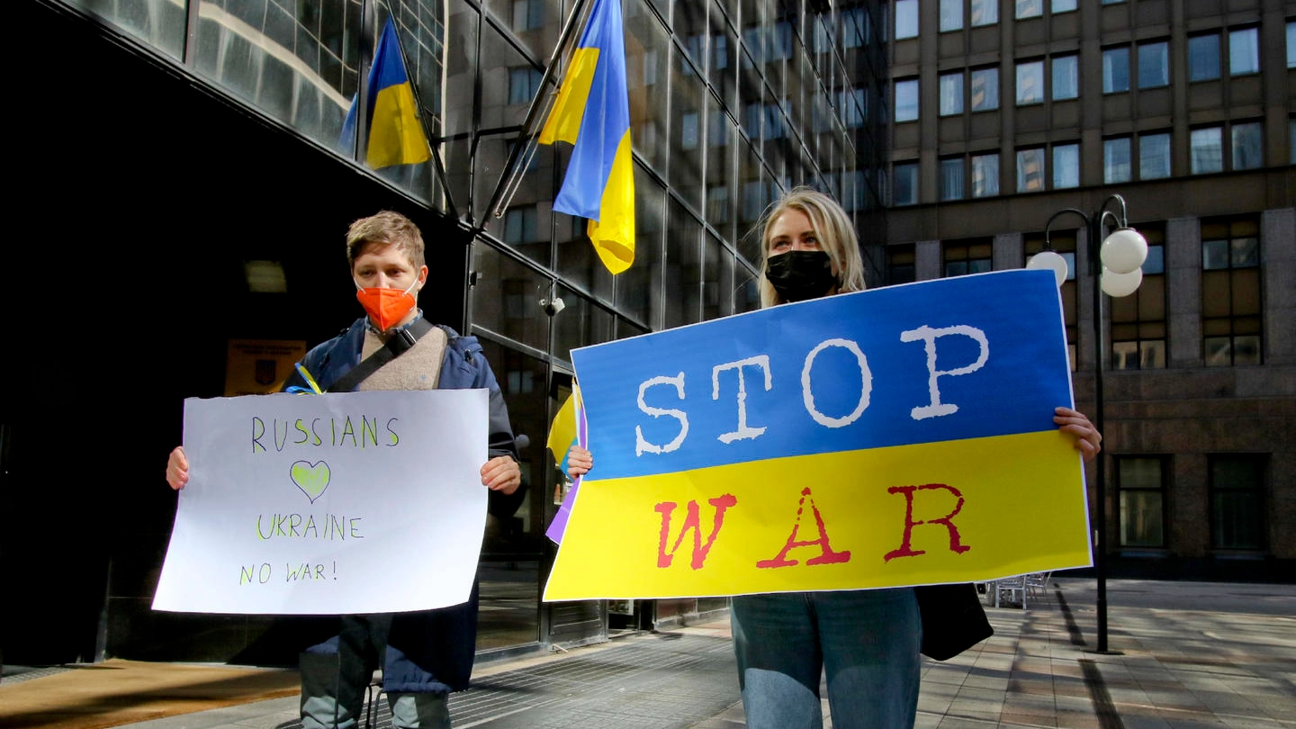 Manifestazioni contro la guerra in Ucraina (Ansa)