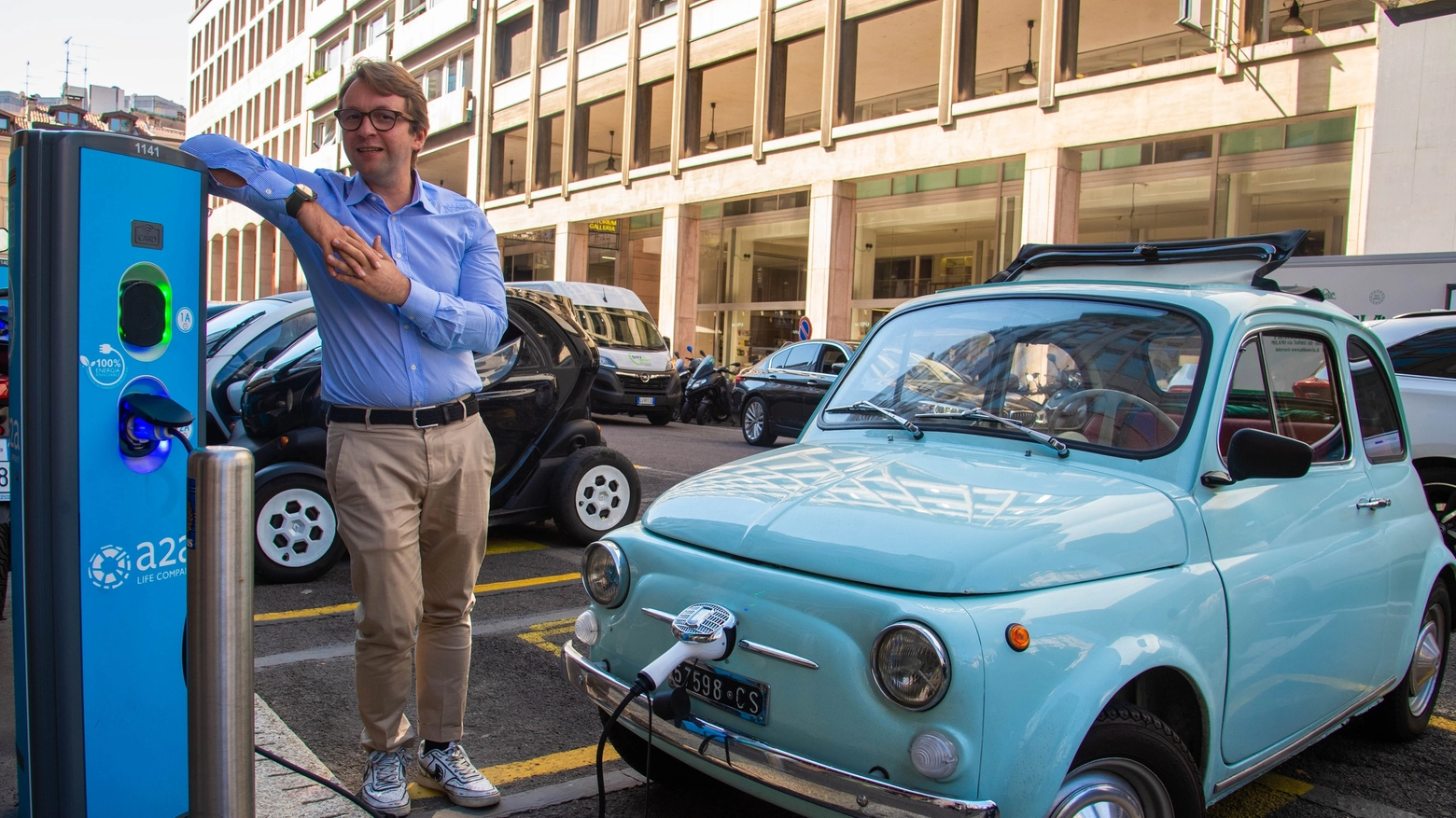Filippo Bianchi proprietario di una Fiat 500 vintage elettrica