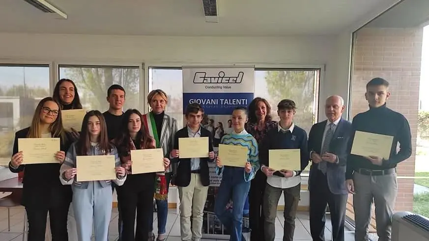 Cavicel premia i figli dei dipendenti con nove borse di studio Cavicel premia i figli dei dipendenti con nove borse di studio