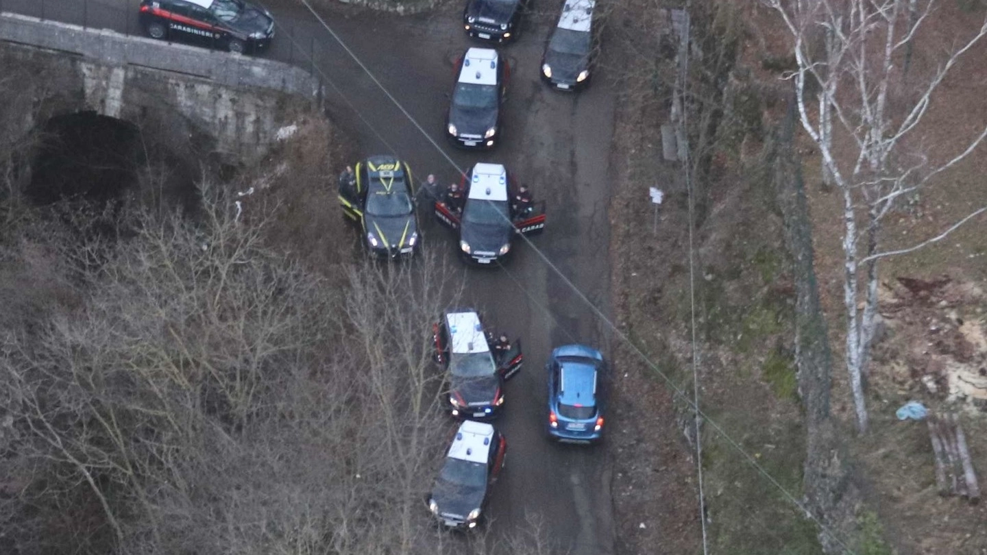 Un’immagine ripresa dall’elicottero: l’auto di Paitone bloccata dalle pattuglie