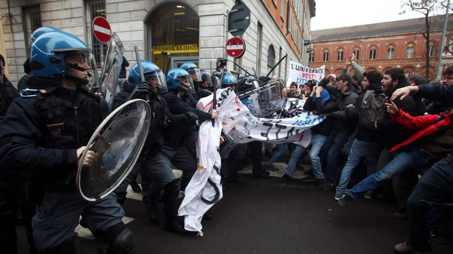 Tensione studenti-forze dell'ordine (La Presse)