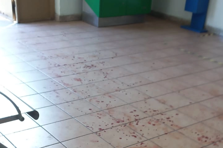 Il sangue nella sala di aspetto della stazione di Canegrate