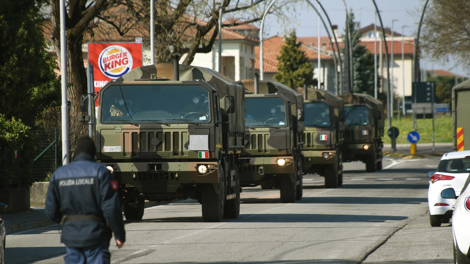 Camion dell'esercito trasportano le salme delle vittime del Covid a Bergamo