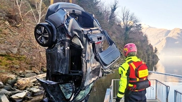 Auto finita nel lago: i due uomini, salvati dal vigile eroe, sono ancora gravi