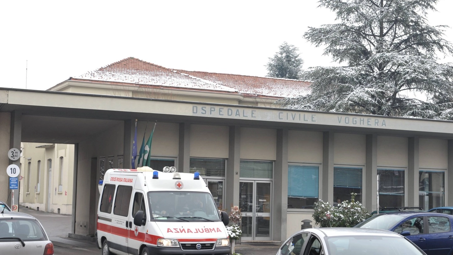 L’ingresso dell’ospedale di Voghera (Torres)