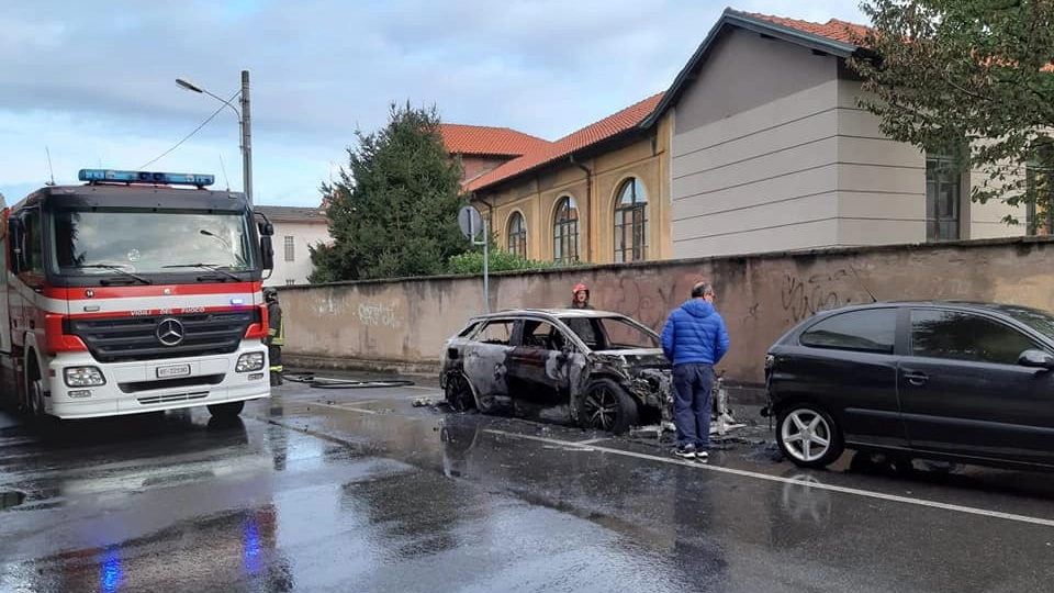L'auto bruciata in via Caimi