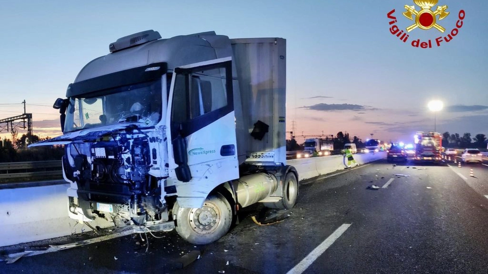 Tir travolge Fiat doblò in panne sulla A1: autista in gravi condizioni (foto archivio) Tir travolge Fiat doblò in panne sulla A1: autista in gravi condizioni (foto archivio)