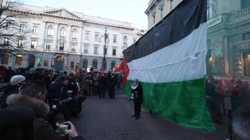 Prima della Scala, le proteste in piazza: dai lavoratori fino alla Palestina e all’Ucraina