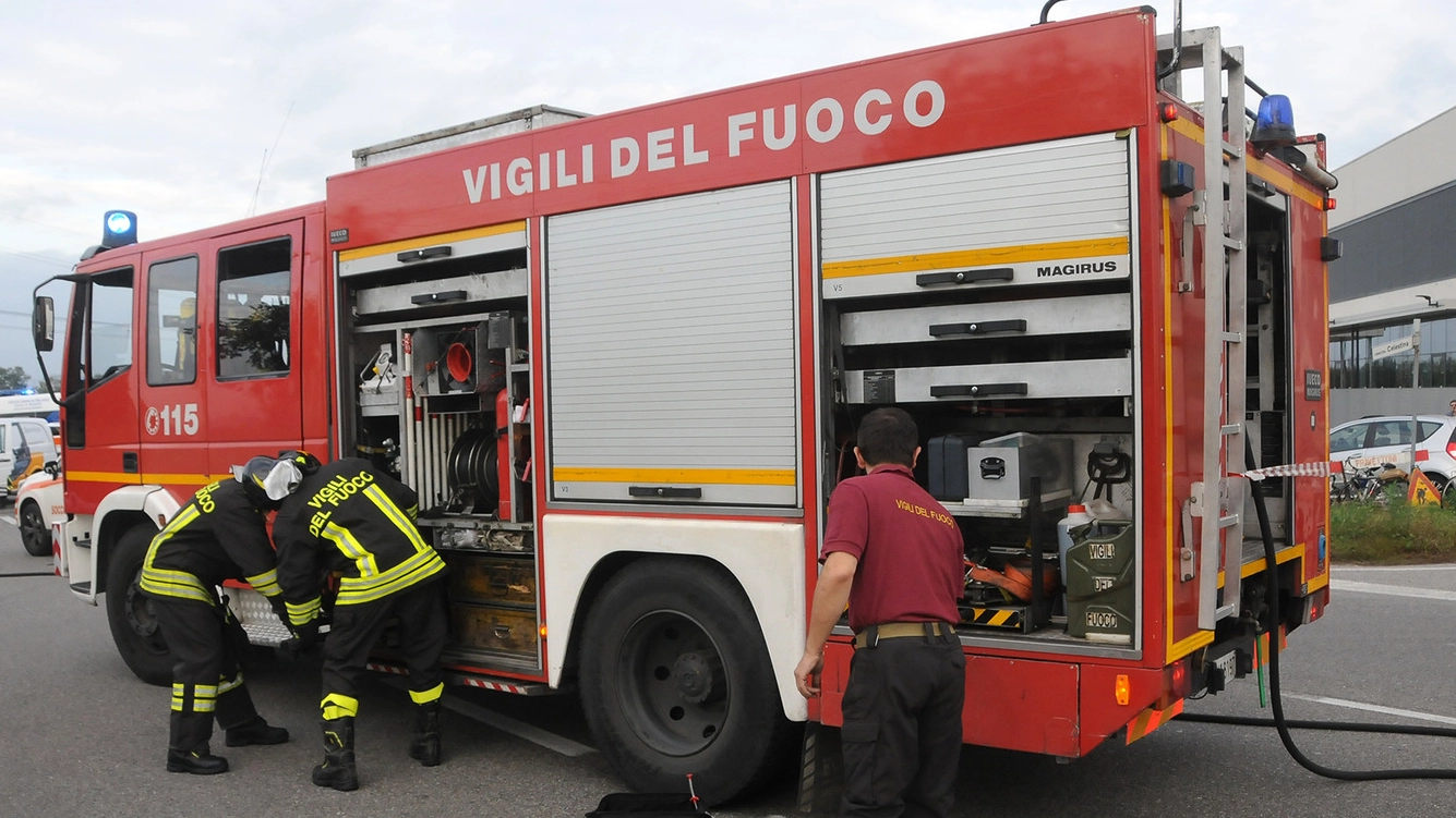 Via Triumplina, l’incendio forse dovuto a un corto circuito. In mattinata in fiamme anche un trattore a Roncadelle, nessun ferito