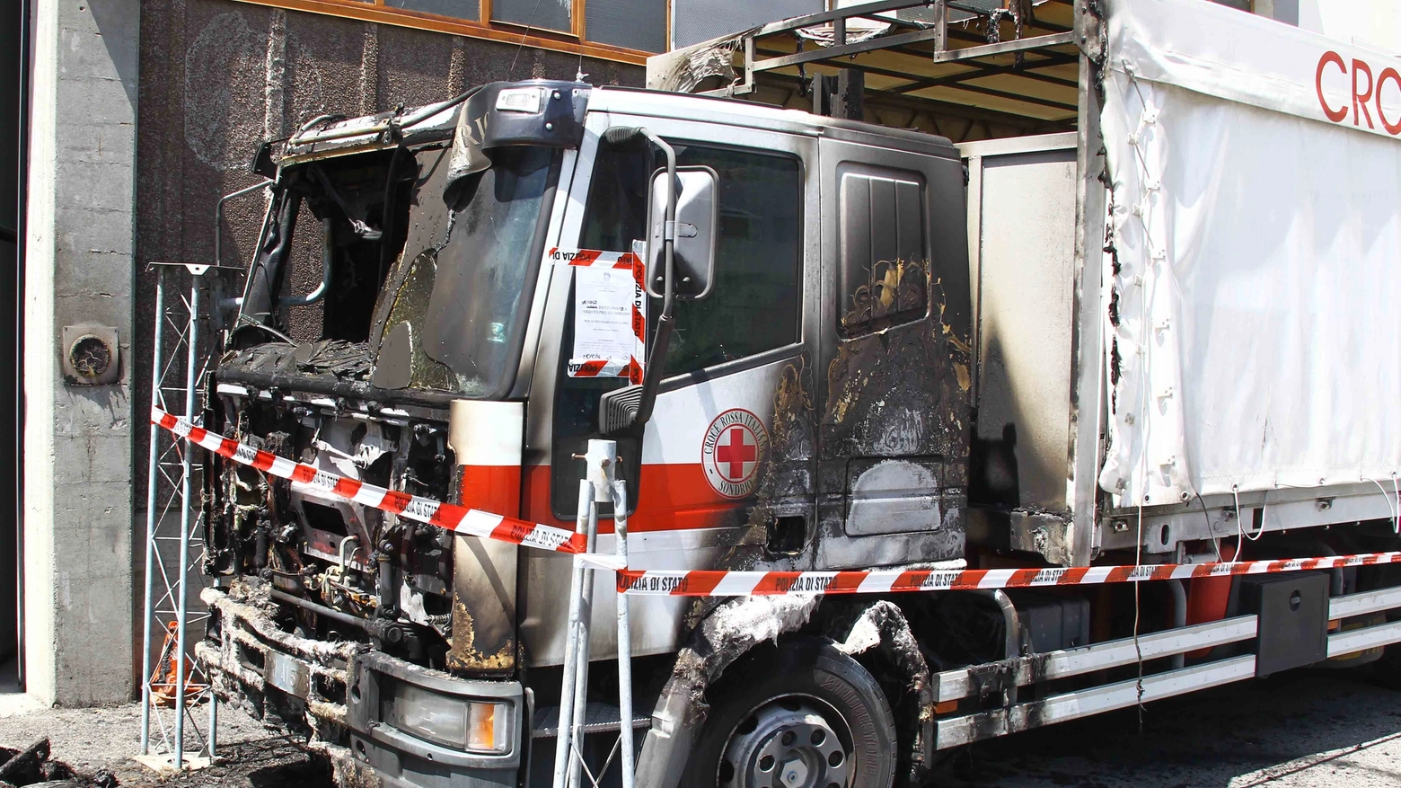 Il camion della Croce rossa distrutto dalle fiamme (National Press)