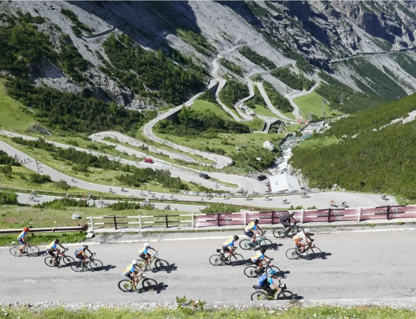 Stelvio senz’auto: comandano i cicloamatori