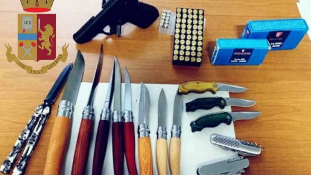 Le armi trovate in casa del 21enne