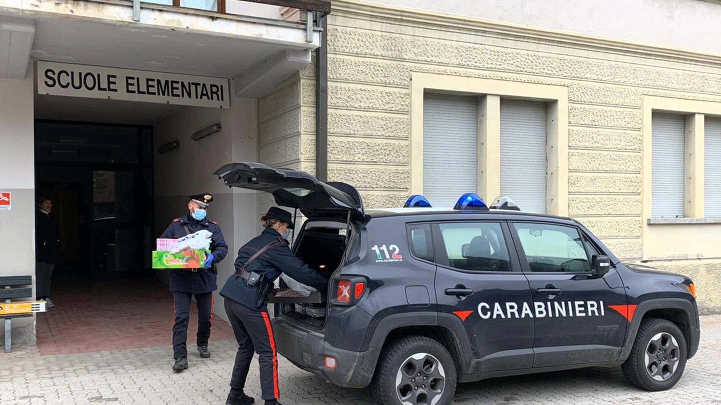 I carabinieri ritirano i libri alla scuola elementare (Anp)