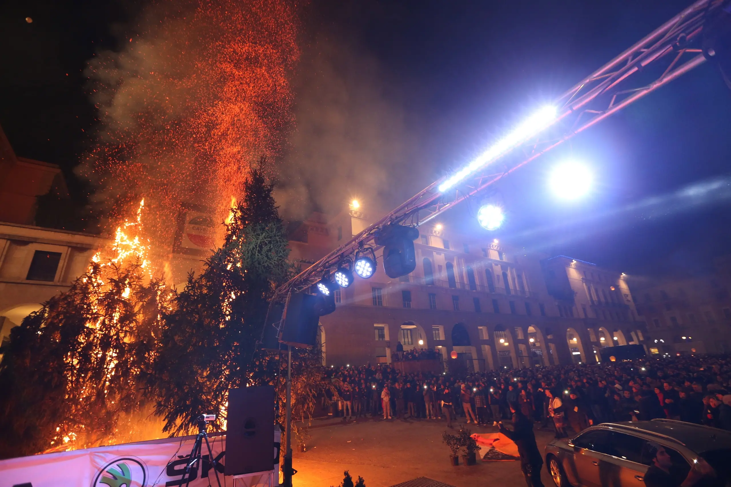 Capodanno, lancio maldestro di una lanterna volante provoca incendio in piazza Vittoria