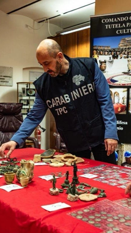 Mantova, monete d’oro e preziosi oggetti antichi nascosti nella sua villa