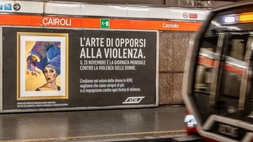 La ragazza molestata in piazza della Scala: “Così ho imparato il signal for help”