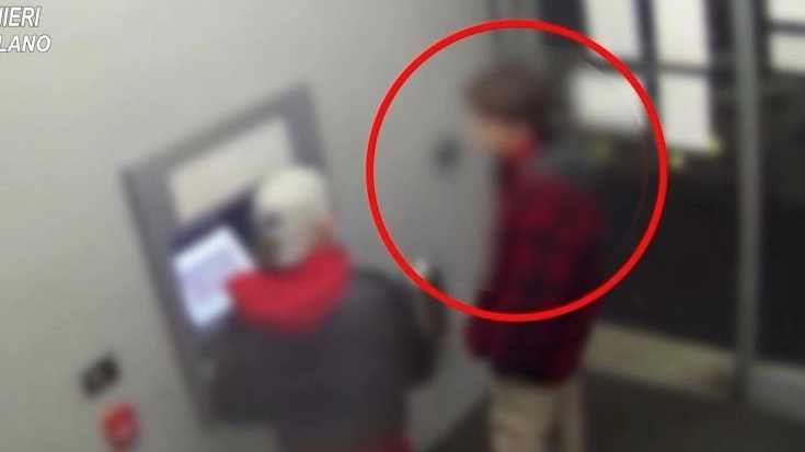 Una vittima costretta da un baby rapinatore a prelevare 500 euro al bancomat Una vittima costretta da un baby rapinatore a prelevare 500 euro al bancomat