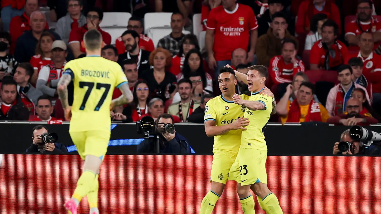 Niccolò Barella esulta dopo il gol del vantaggio Niccolò Barella esulta dopo il gol del vantaggio