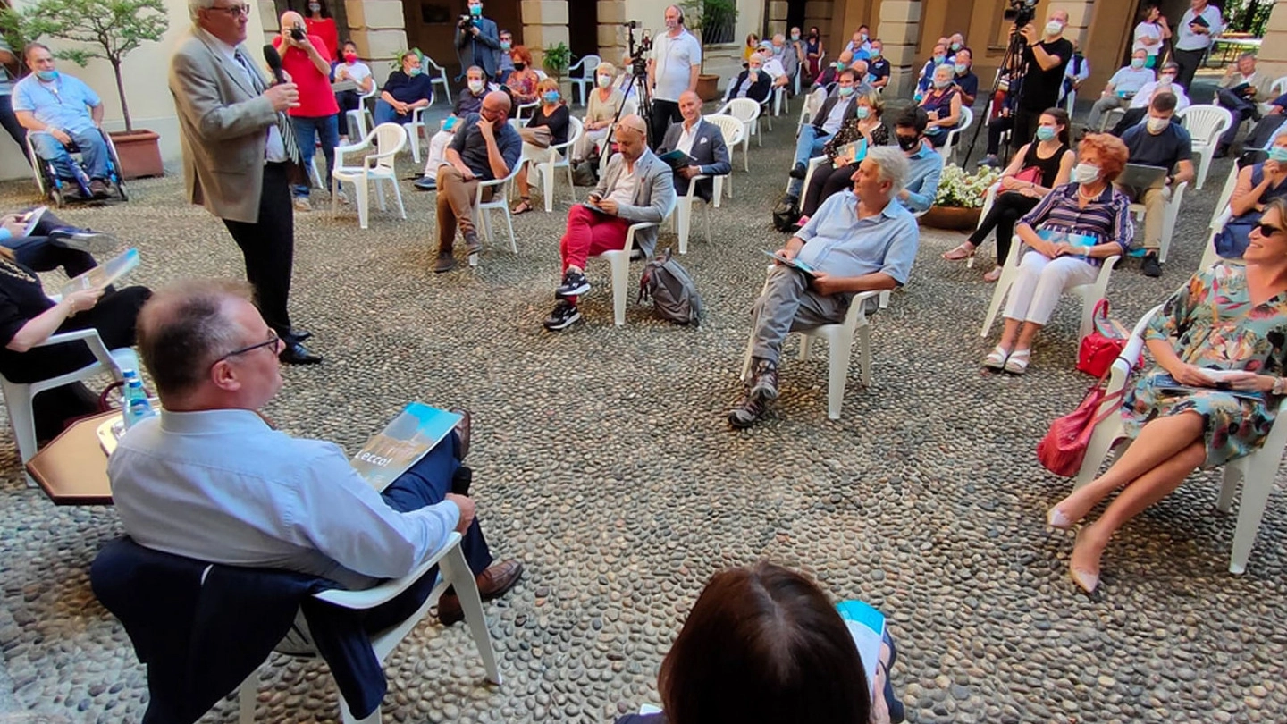 Virginio Brivio e gli ospiti nel cortile di Villa Manzoni