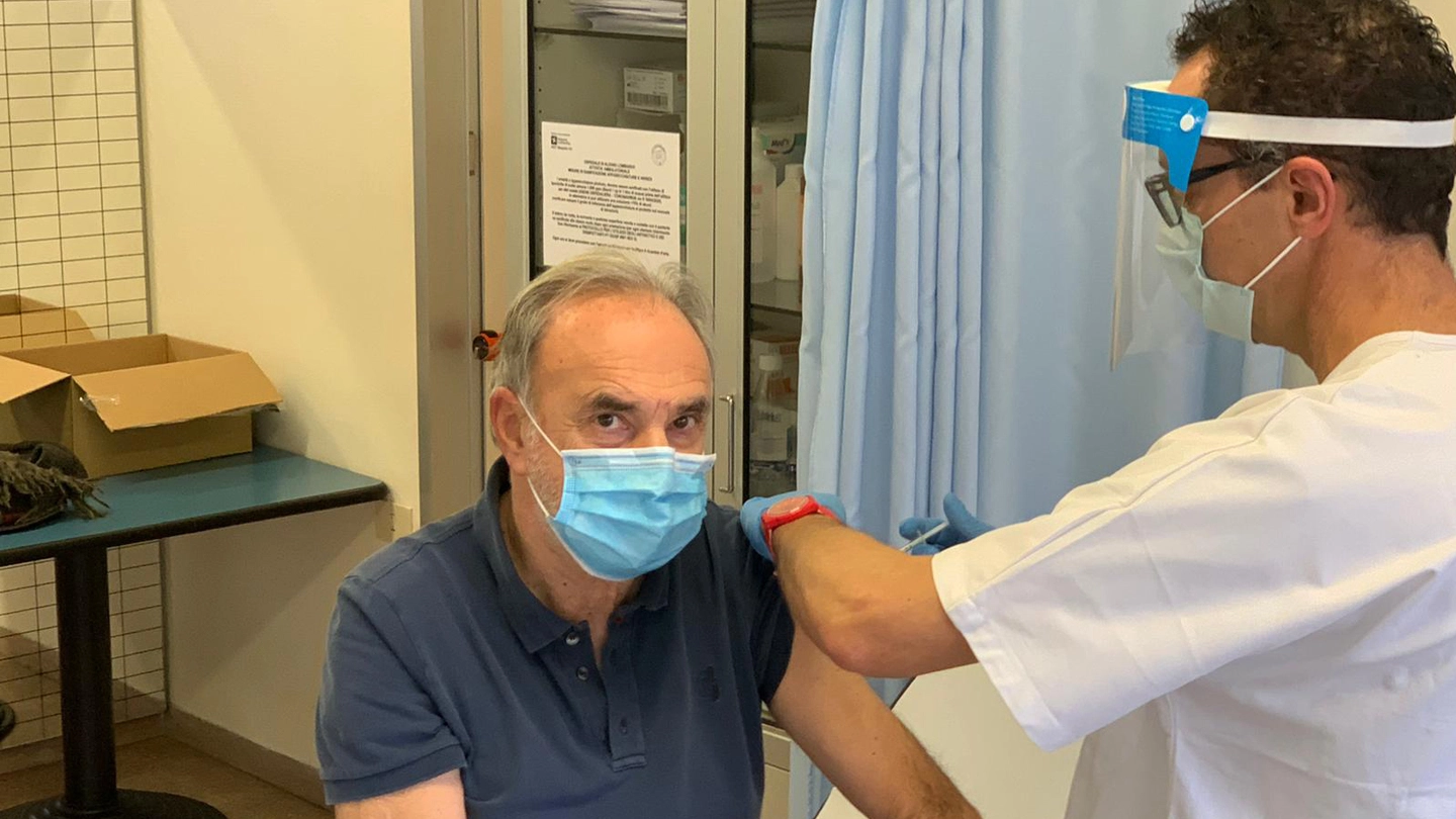 Giuseppe Remuzzi mentre si vaccina