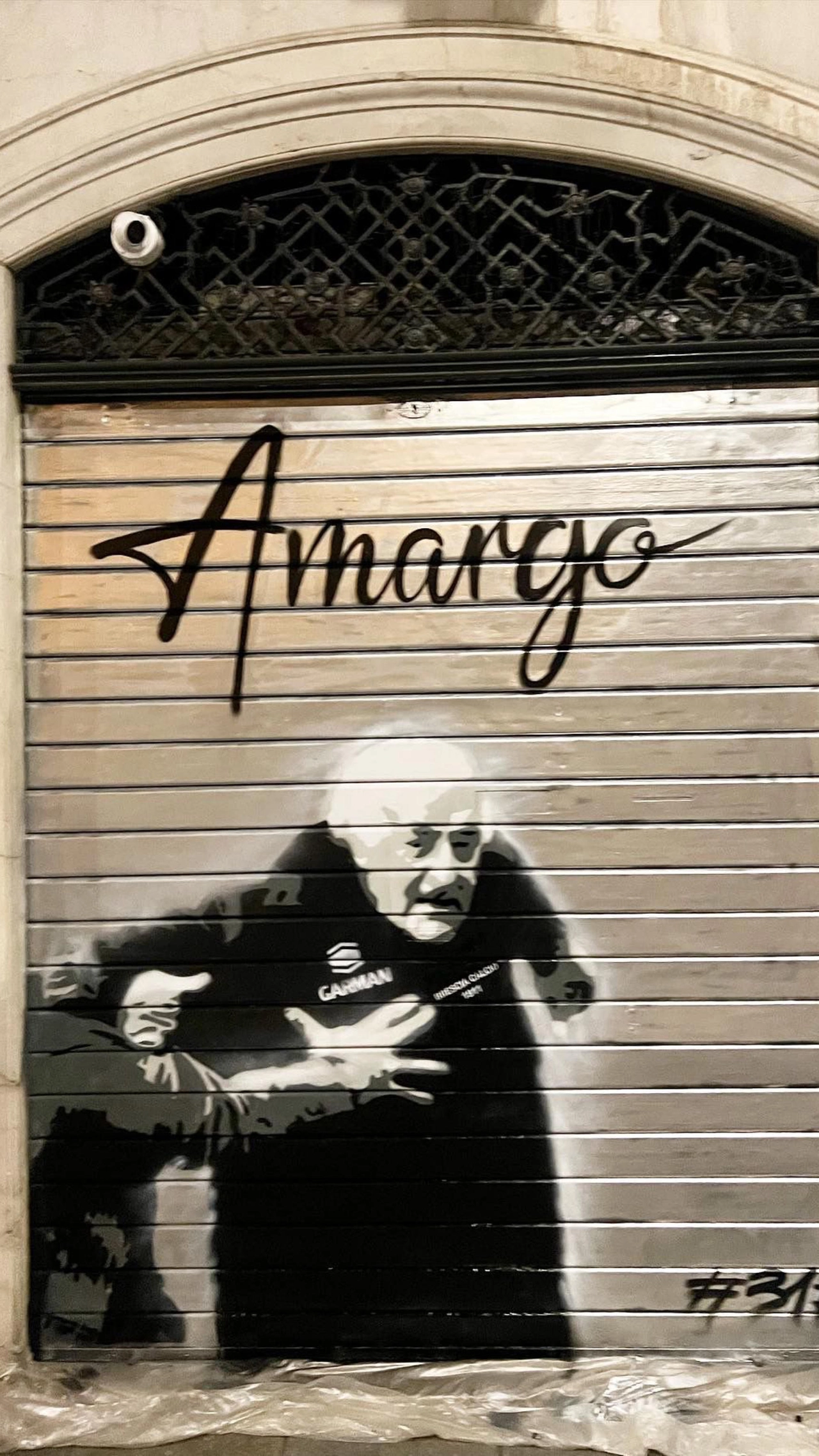 Il murales che ritrae la corsa di Mazzone