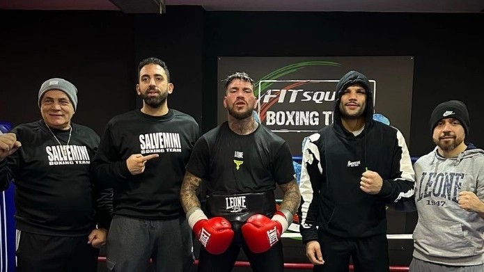 Daniele Scardina (al centro) con allenatori e sparring partner della palestra Fit Square (foto Instagram: fitsquare_boxing_team)