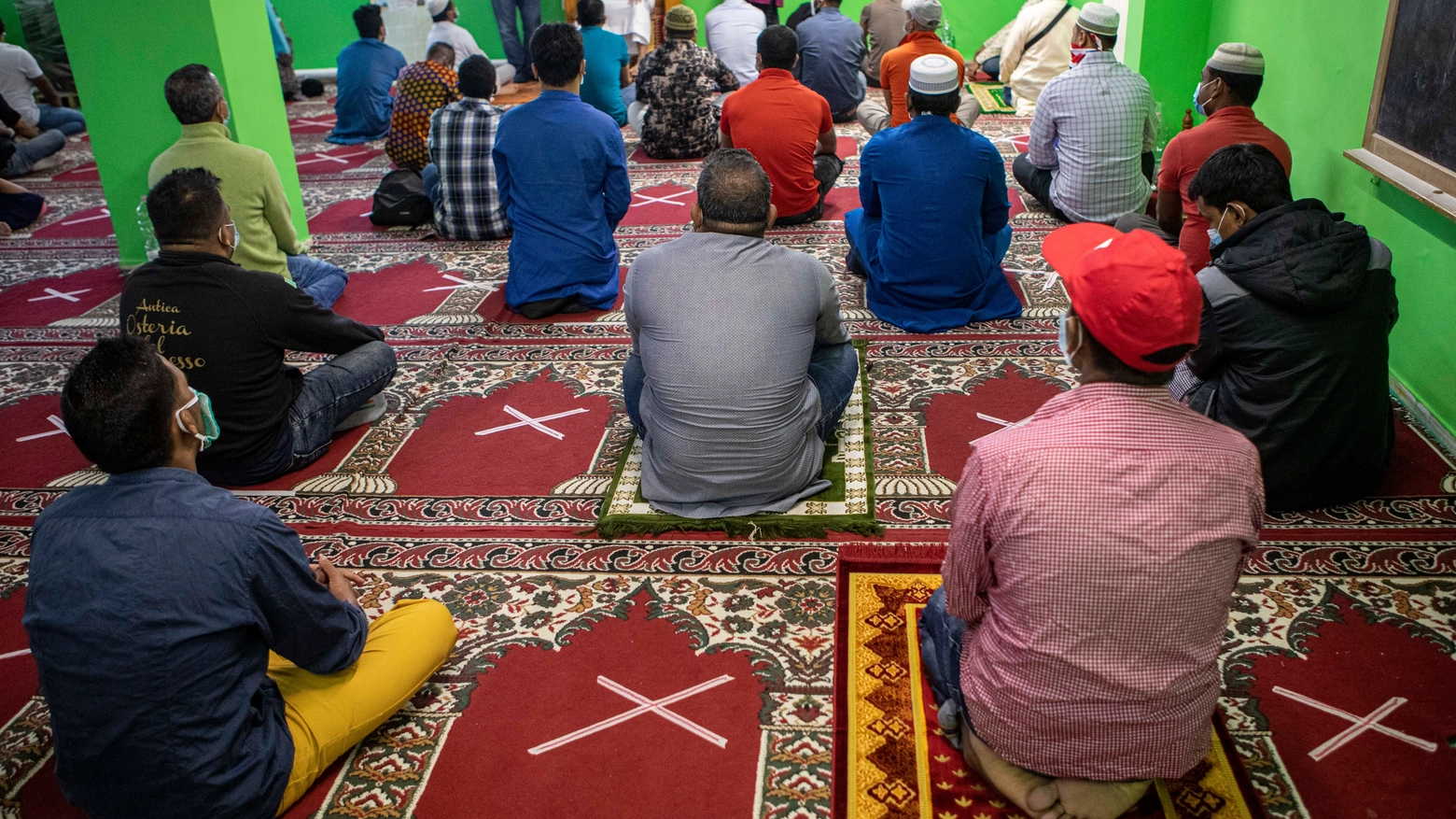 Fedeli musulmani in preghiera 