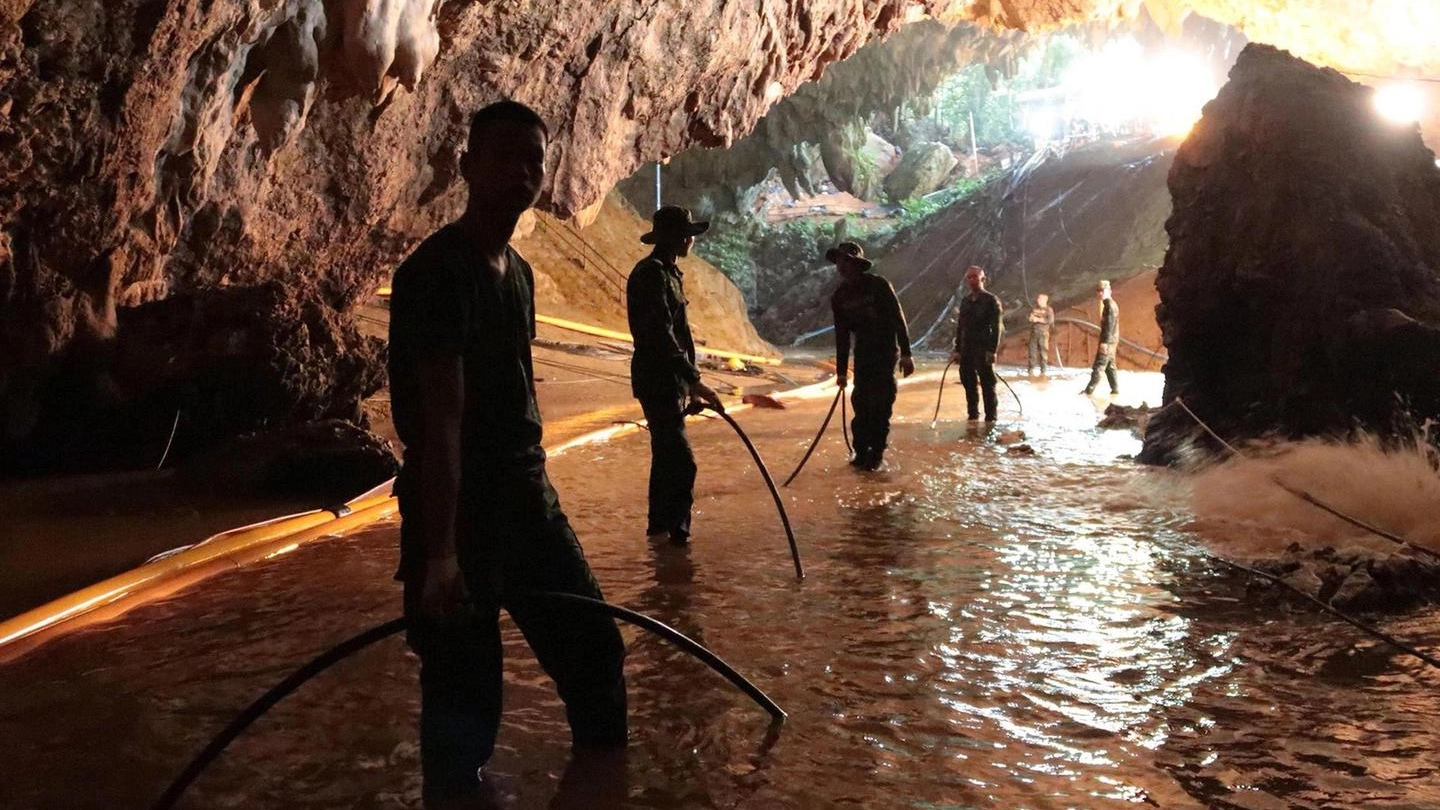 Thailandia, un tubo per portare ossigeno nella grotta (Ansa)