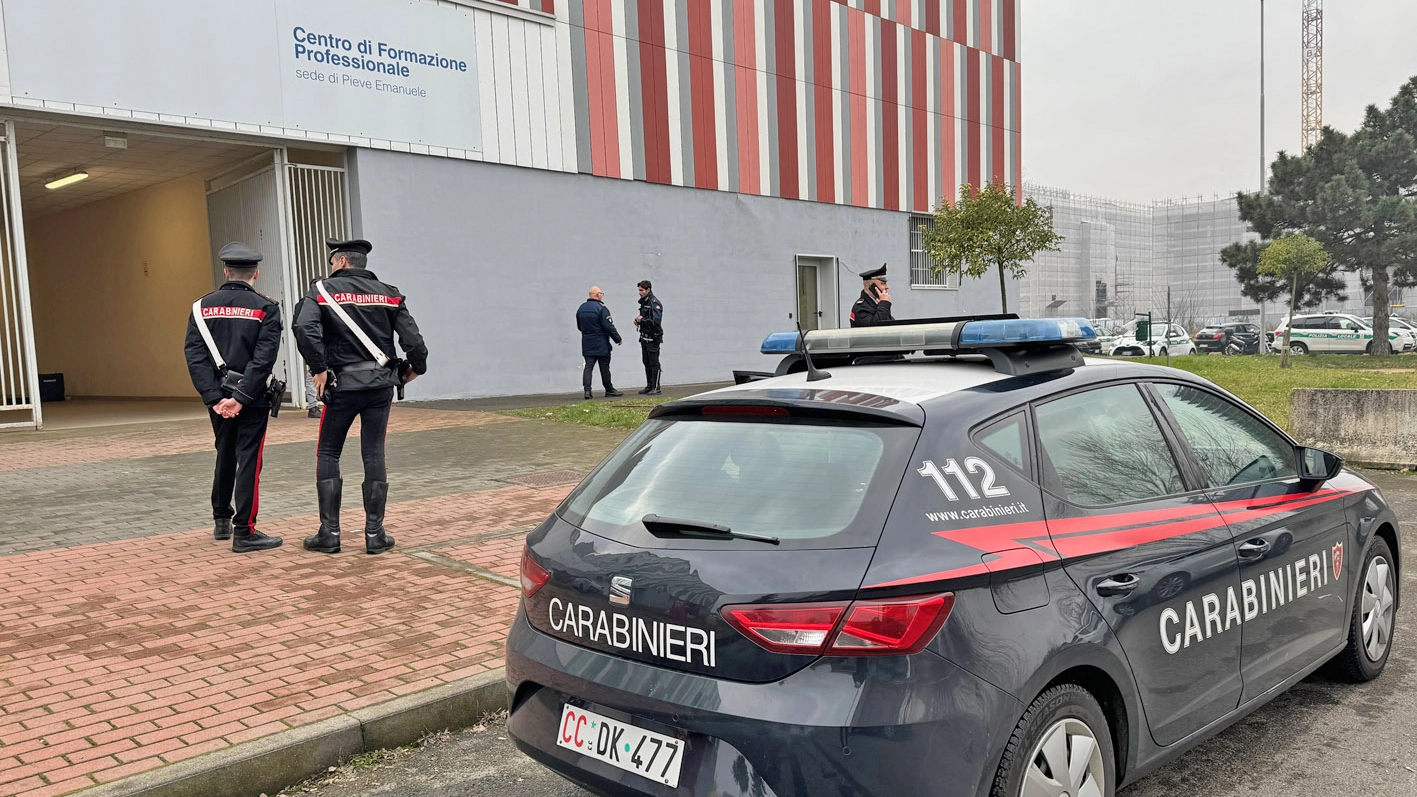 I carabinieri fuori dall'istituto dove è avvenuto l'accoltellamento
