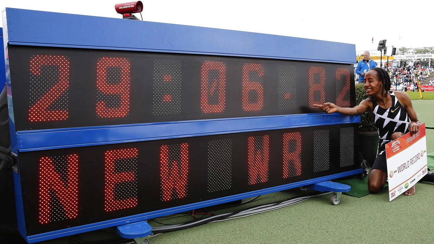 Sifan Hassan firma il nuovo record del mondo dei 10mila metri